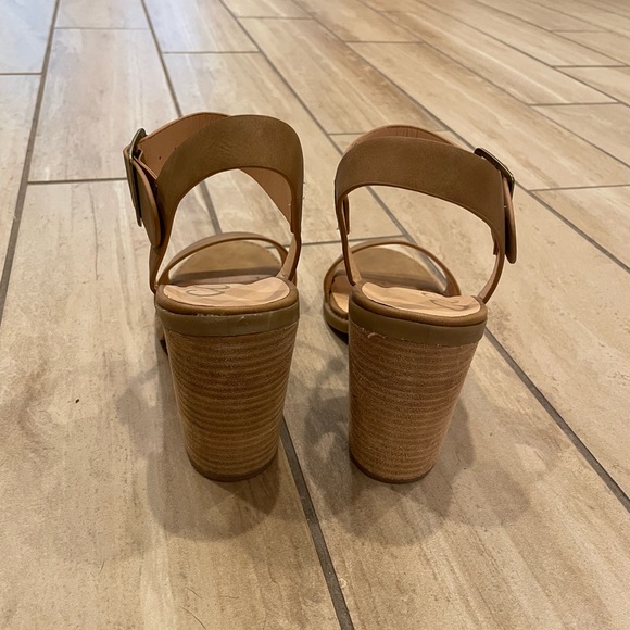 Like new tan heels - Picture 7 of 7